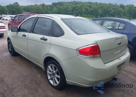 2010 Ford Focus S z USA, uszkodzony, nr VIN 1FAHP3EN0AW185692